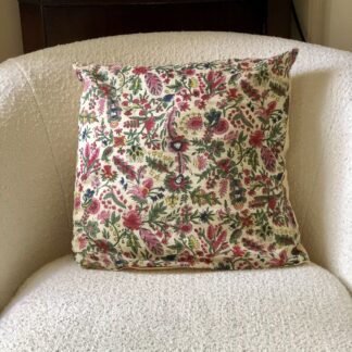 Housse de coussin Indienne aux couleurs éclatantes d'un imprimé réédité d'un dessin français d'archives du XVIIIème siècle.
