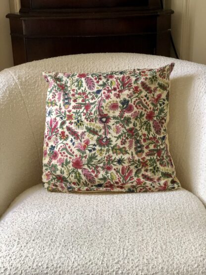 Housse de coussin Indienne aux couleurs éclatantes d'un imprimé réédité d'un dessin français d'archives du XVIIIème siècle.