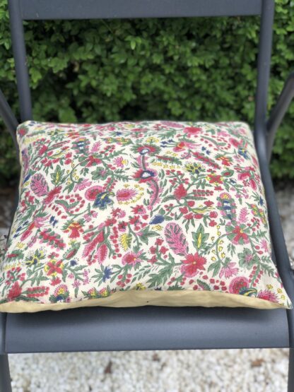 Housse de coussin Indienne aux couleurs éclatantes d'un imprimé réédité d'un dessin français d'archives du XVIIIème siècle.
