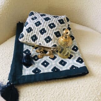 Pochettes block print à pompon de soie COASTAL bleu gris de VILLA D'ISSI