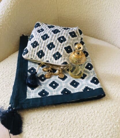 Pochettes block print à pompon de soie COASTAL bleu gris de VILLA D'ISSI