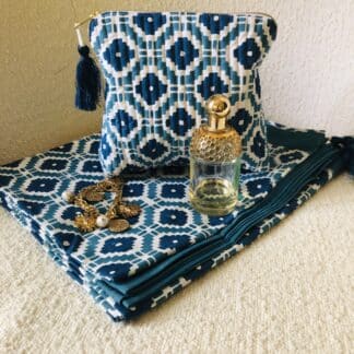 Pochette trousse chic à pompon de soie HAMPTONS bleu paon de VILLA D'ISSI