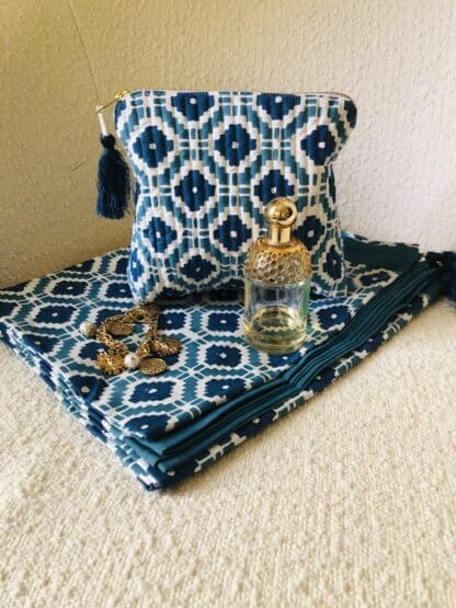 Pochette trousse chic à pompon de soie HAMPTONS bleu paon de VILLA D'ISSI