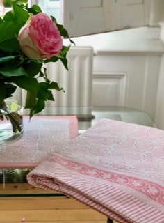 Pour décorer votre table avec élégance, choisissez notre set de table rose Arielle, imprimé à la main au block print dans un ton très délicat.
