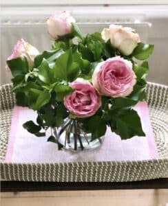 Pour décorer votre table avec élégance, choisissez notre set de table rose Arielle, imprimé à la main au block print dans un ton très délicat.