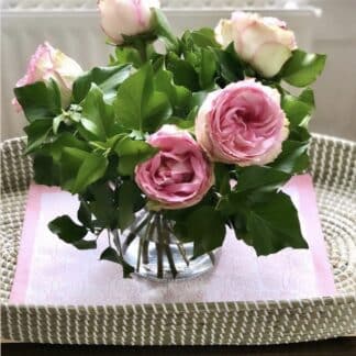 Pour décorer votre table avec élégance, choisissez notre set de table rose Arielle, imprimé à la main au block print dans un ton très délicat.