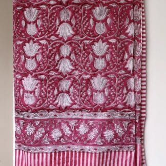 Ravissant paréo foulard rose de VILLA D'ISSI en voile de coton tout doux et confortable. Donne à votre tenue de plage ou de ville un style chic et raffiné.